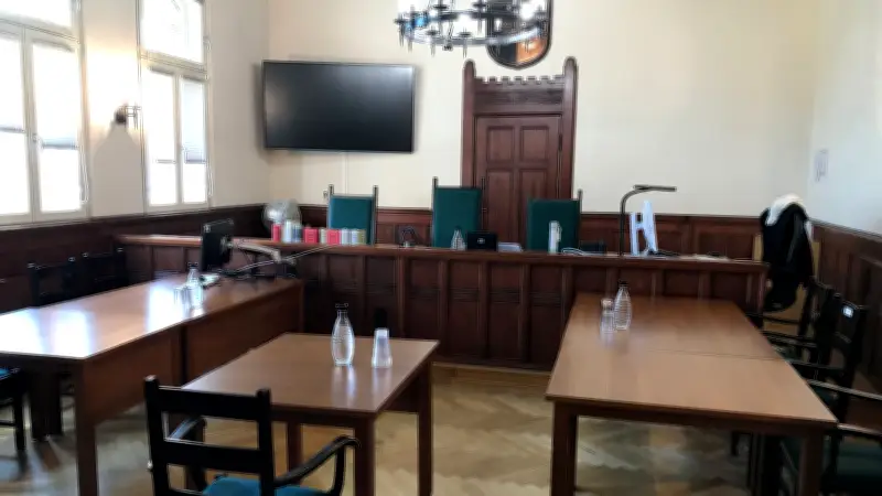 22-Jähriger wirft Stuhl auf Richter: Staatsanwaltschaft prüft versuchten Totschlag
