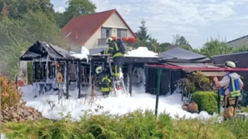 Akku-Brand auf Rügen: Explosion verletzt vier Feuerwehrleute