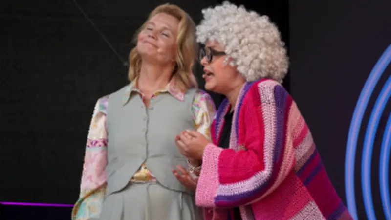 Annette Frier sorgt für Lachtränen bei den Burgfestspielen Plau