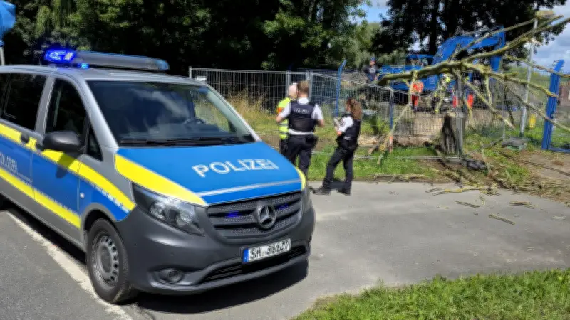 Bauarbeiter stürzt nach Baumsturz in vier Meter tiefen Graben