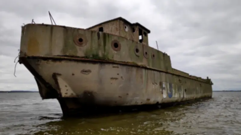 Betonwrack vor Wismar: Warum das Schiff seit Jahrzehnten in der Ostsee liegt