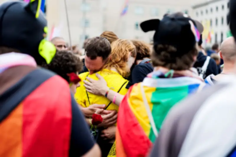 Blumen, Trauer und Rufe nach Zusammenhalt nach CSD-Anschlag in Berlin