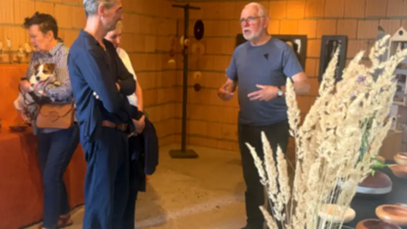 Dörfer zeigen Kunst: Malerei und Skulpturen in Thandorfer Scheune