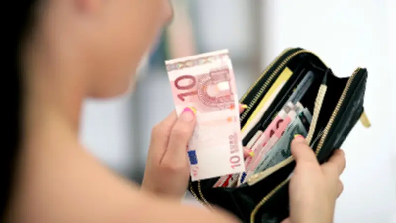 Ehrliche Finder: 400 und 300 Euro bei Polizei abgegeben