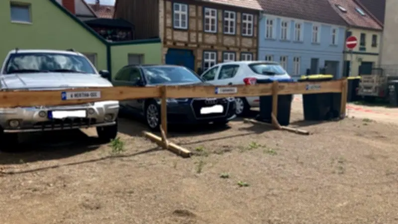 Familie verwandelt Schlagloch-Brache in zwölf Parkplätze in Teterow