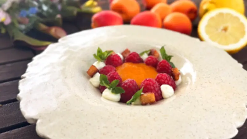 Kaltes Aprikosensüppchen mit gefüllten Himbeeren – Rezept von Volker Fuhrwerk