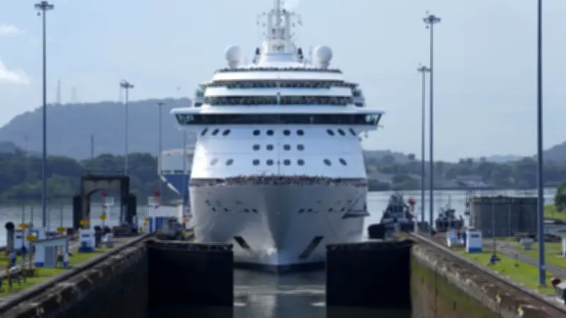Kreuzfahrtschiff in China gekentert: Mingzhu No. 7 kippt um