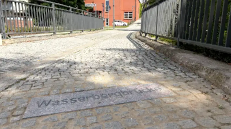 Parchims Brücken erhalten Namensplatten aus rotem Granit