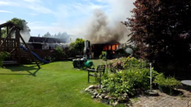 Schuppenbrand in Sehlen: Vier Feuerwehrleute verletzt, Gasflasche explodiert