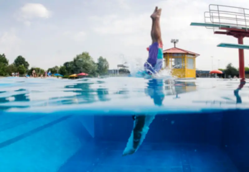 Schwimmbad-Eintritt steigt 2026 um 3,6 Prozent – Ausrüstung günstiger