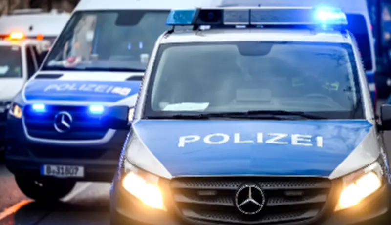 Sechs Polizeitransporter auf A115 in Berlin ineinander gekracht