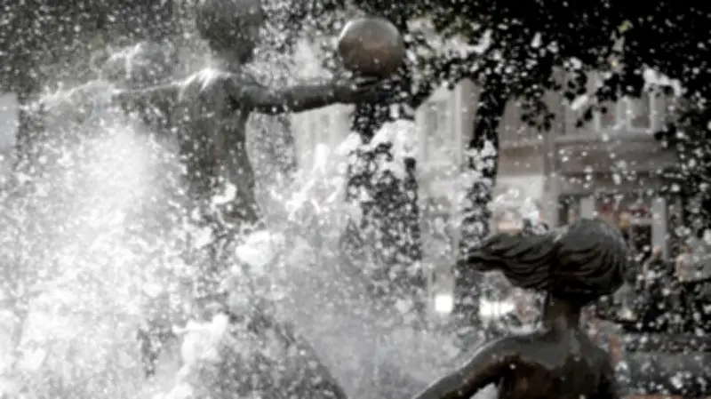 Spaziergang zu Brunnen und Wasserkunst in Rostock
