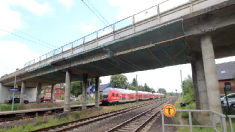 Vollsperrung in Langhagen: Brücke über Bahnstrecke wird abgerissen