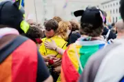 Blumen, Trauer und Rufe nach Zusammenhalt nach CSD-Anschlag in Berlin
