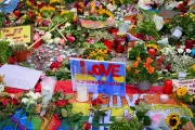 CSD-Anschlag: Hunderte gedenken am Brandenburger Tor