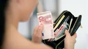 Ehrliche Finder: 400 und 300 Euro bei Polizei abgegeben