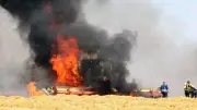 Großbrand auf Acker: Mähdrescher völlig zerstört – Flammen fressen sich durch das Feld
