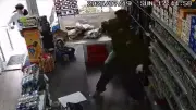 Kiosk-Mitarbeiter schlägt bewaffneten Räuber in die Flucht