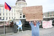 Schwimm-Demo in Berlin fällt wegen Regen aus