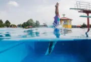 Schwimmbad-Eintritt steigt 2026 um 3,6 Prozent – Ausrüstung günstiger