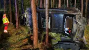 Spektakulärer Unfall auf A19: Mercedes fliegt in den Wald