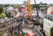 Sternbrücke Hamburg: Transport der 3.700 Tonnen schweren Brücke gestartet