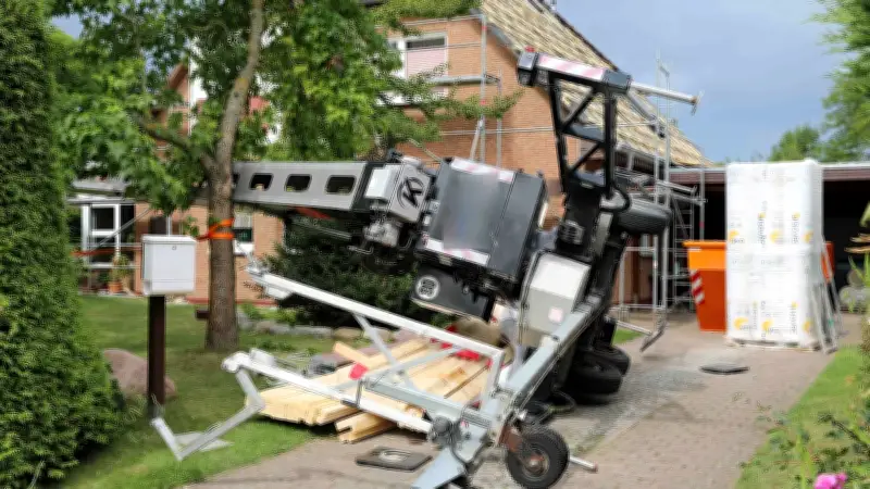 30-Meter-Kran stürzt in Rostock-Diedrichshagen auf Wintergarten