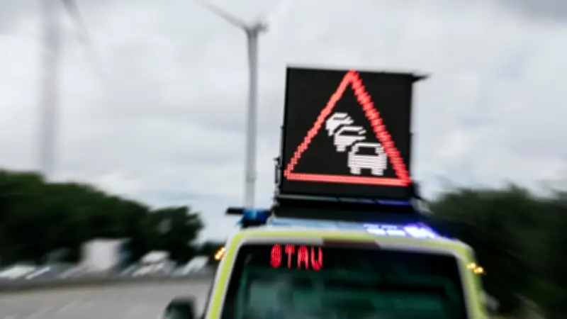 A20: Reisebus ohne Fahrgäste verunglückt
