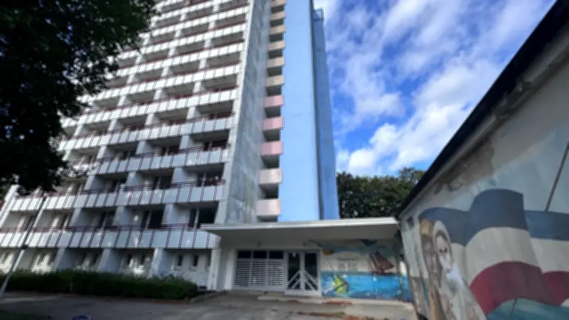 Abriss des DDR-Hochhauses in Rostock startet im November
