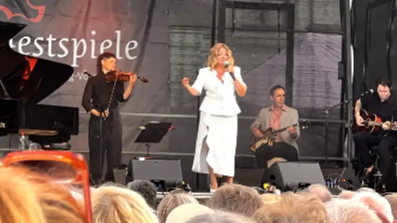 Annett Louisan begeistert 2300 Fans im Schlosspark Ludwigslust