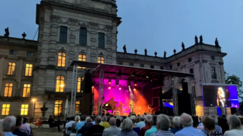 Annett Louisan begeistert 2300 Gäste beim 150. Stadtgeburtstag in Ludwigslust