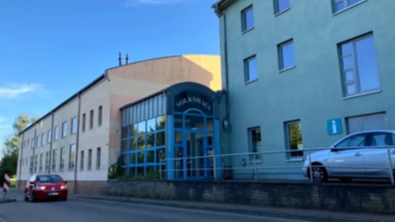 Asbest im Friedländer Volkshaus: Sanierung erst nach Schadstoffbeseitigung