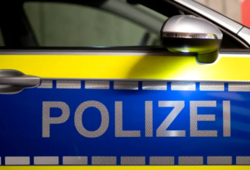 Auto landet in Vorgarten: Fahrer flüchtet, Polizei findet ihn später