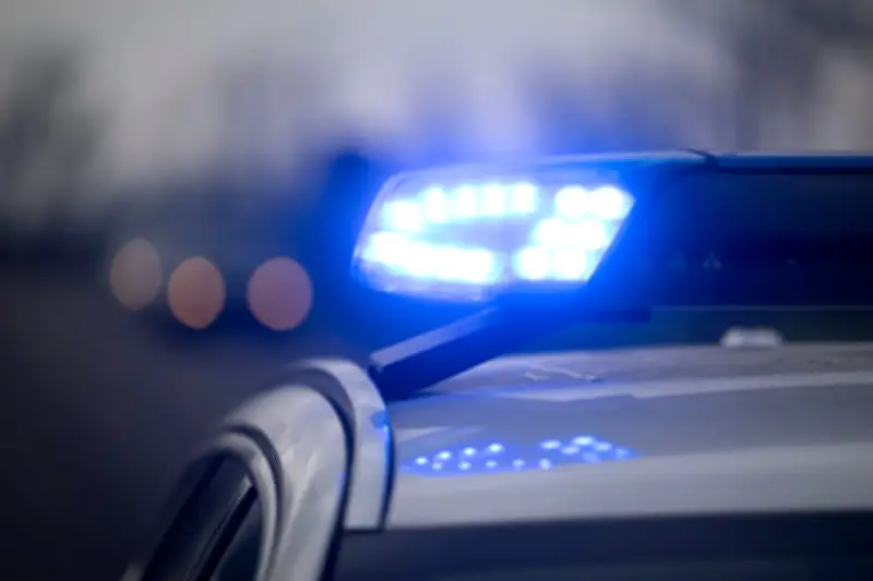 Auto stößt auf Rügen mit voll besetztem Reisebus zusammen