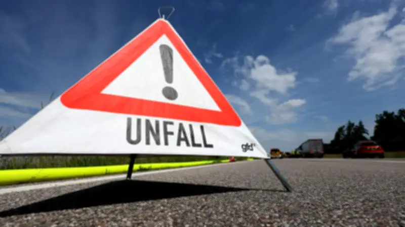 B 96: Auffahrunfall zwischen LKW und Wohnmobil – 70.000 Euro Schaden
