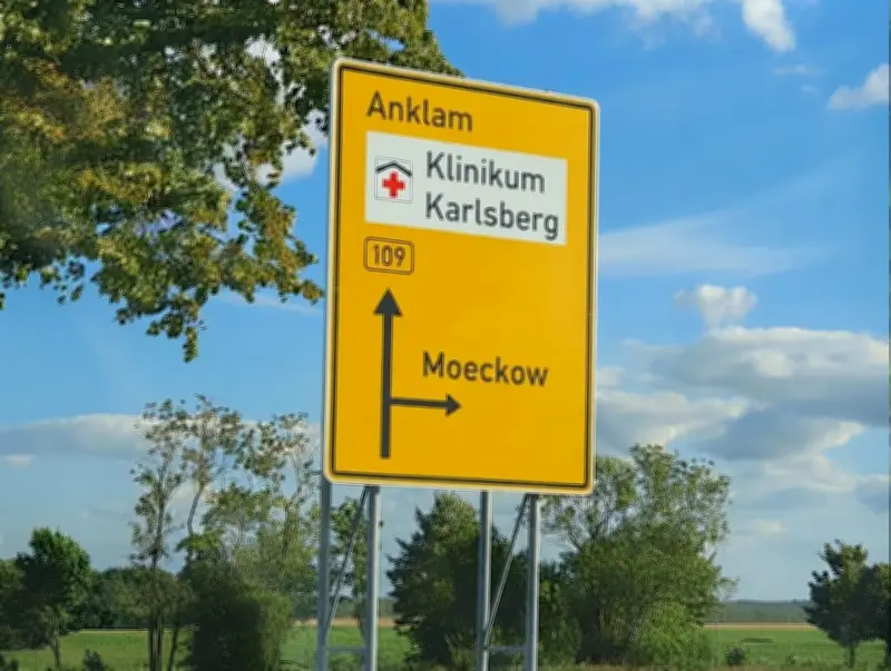 B109: Schreibfehler auf Verkehrsschild bei Moeckowberg