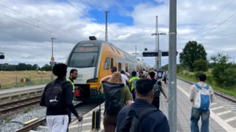 Bahnchaos in Holthusen: Hunderte Reisende sitzen fest