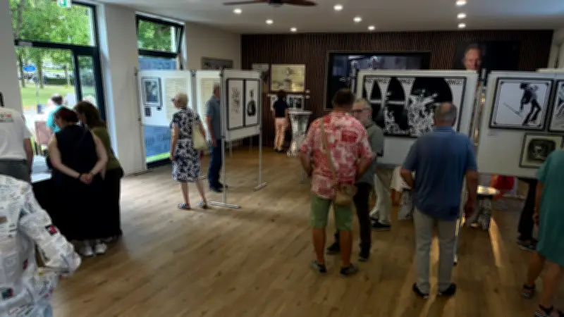 Beatles-Grafiker signiert Möbel in Rattey: Ausstellung begeistert