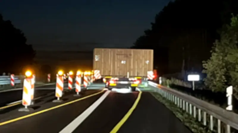 Überbreiter Bohrkopf blockiert A24: Lkw-Fahrerin steckt in Baustelle fest