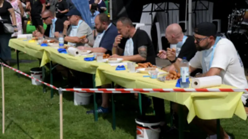 Bockwurst-Wettessen in Mönkebude: Kohn und Rückl siegen