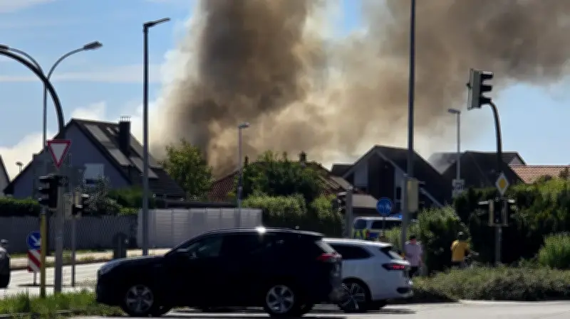 Brand in Neubrandenburg-Weitin: Flammen greifen auf Nachbarhäuser über
