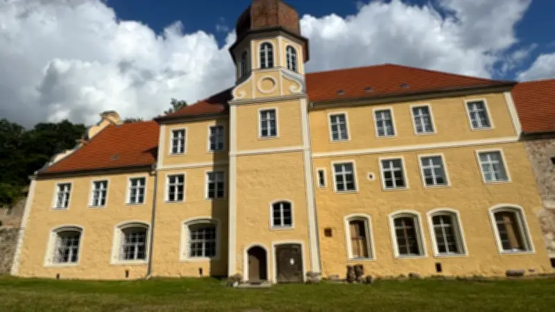 Burg Spantekow: Fassade am rechten Flügel restauriert