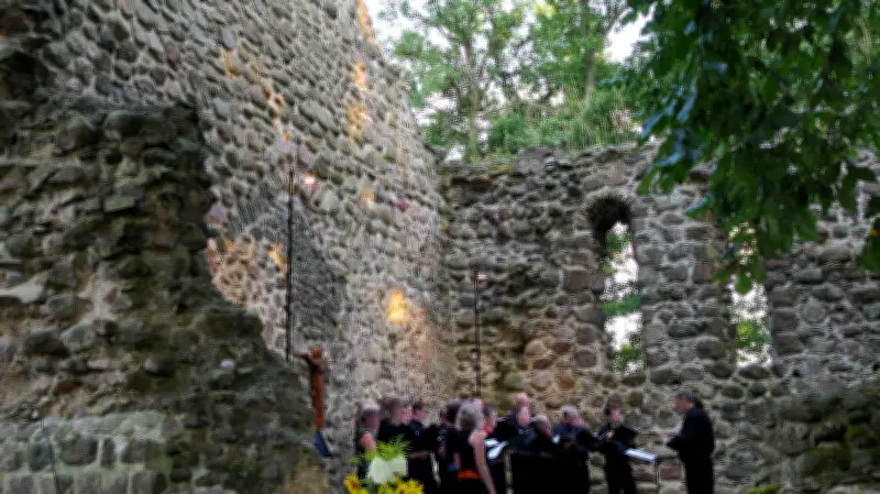 Chor „Collegium Pedale Cantorum“ begeistert an der Kirchenruine Dambeck