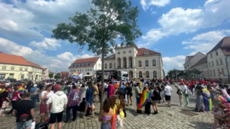CSD Neustrelitz: Neue Route, Zaun und mehr Polizei nach Berlin-Anschlag