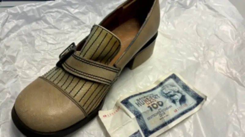 DDR-Damenhalbschuh mit 100-Mark-Schein vom Warnemünder Strand gibt Rätsel auf