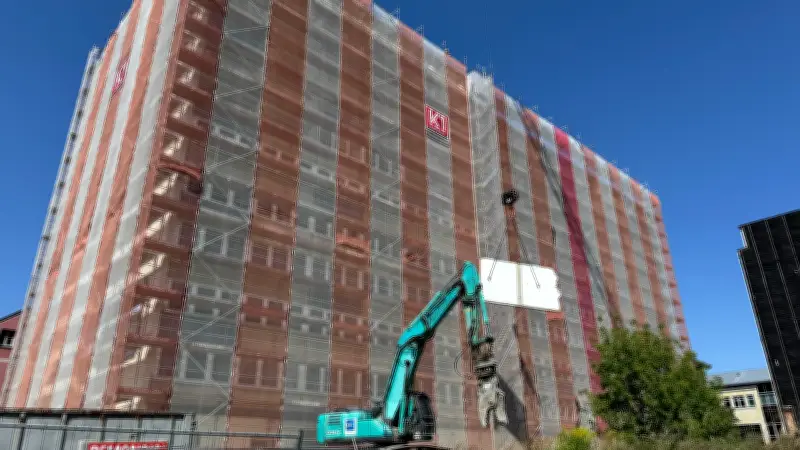 DDR-Hochhaus in Neubrandenburg wird Platte für Platte abgetragen