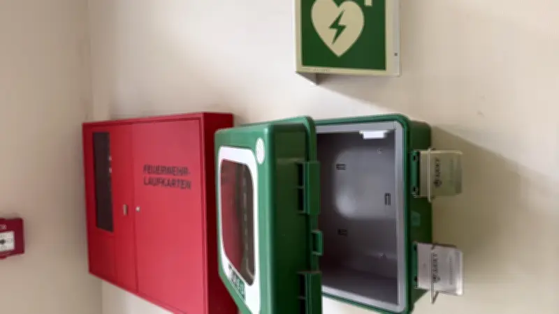 Defibrillator erneut aus Wohnbau-Geschäft gestohlen