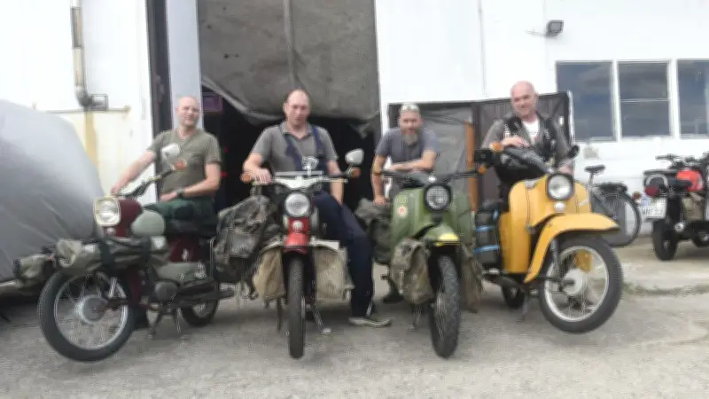 „Der Osten rollt“: Fünf Kumpels knattern mit Simson alte DDR-Grenze entlang