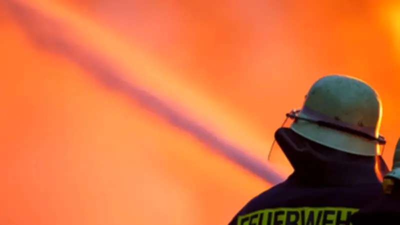 Dichter Rauch über Bützow: Lagerhallenbrand löst Großeinsatz aus