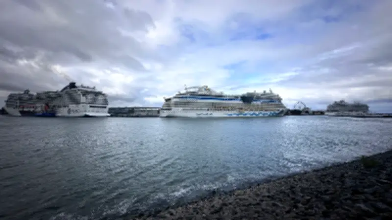 Drei Kreuzfahrtriesen locken Schaulustige nach Warnemünde